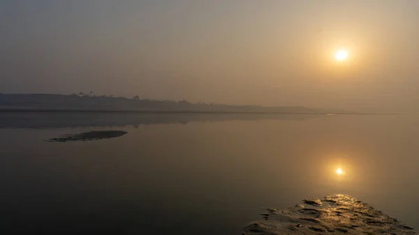 Wieczór Nad Rzeką Bangladeszu Chłopcy Cieszą Się Pięknem Rzeki Łodzią — Zdjęcie stockowe