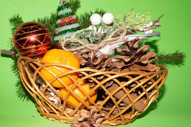 Noel kompozisyonu köknar ağacı ve meyveli çam kozalakları