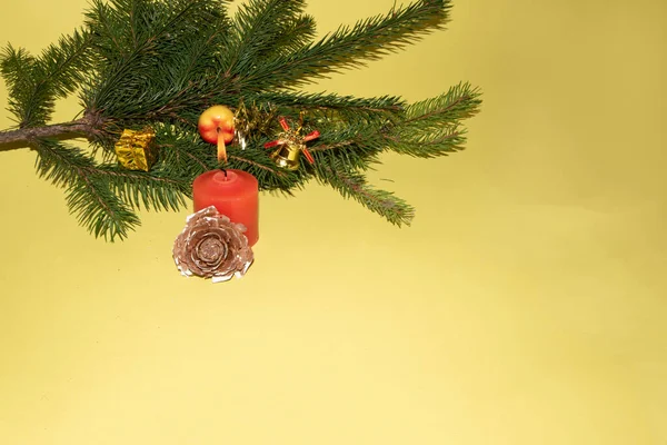 Árbol Navidad Con Decoraciones Velas Sobre Fondo Amarillo — Foto de Stock