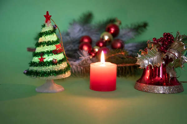 飾り付きクリスマスツリーの枝 キャンドル 鐘と豆皿 — ストック写真