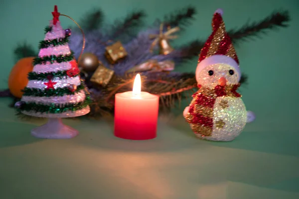 飾り付きクリスマスツリーの枝 キャンドル 雪だるまと赤ちゃん — ストック写真
