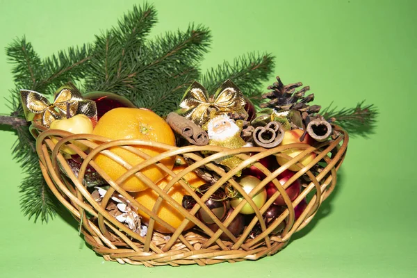 Kerstcompositie Met Dennenboom Dennenappels Met Fruit — Stockfoto