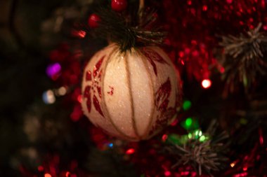 Noel ağacı oyuncağı, yakın çekim. Tatil arkaplanı.