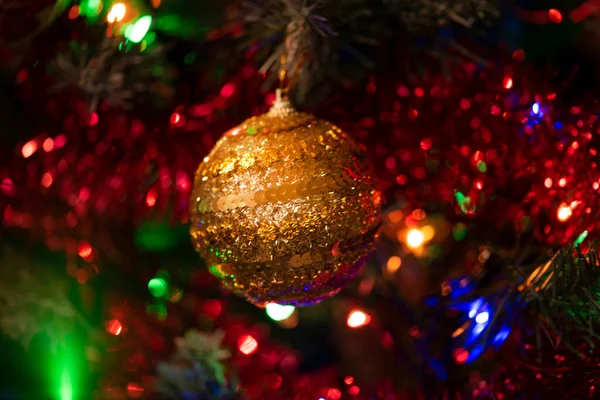 クリスマスツリーのおもちゃ クローズアップショット 休日の背景 — ストック写真