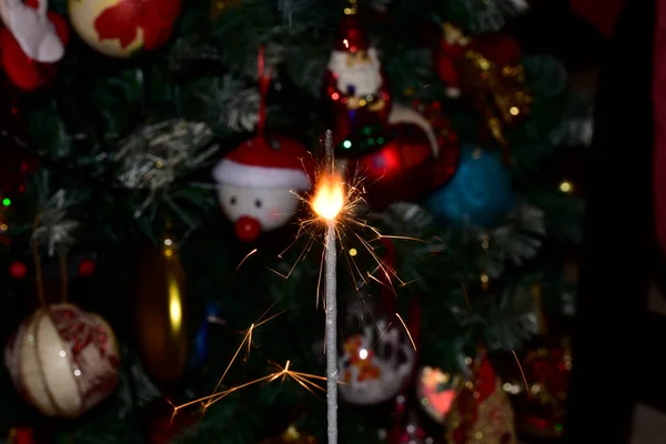 Luz Bengala Sobre Fondo Del Árbol Cristmas Concepto Navidad —  Fotos de Stock