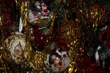 Yılbaşı süslemeleri ağaçta
