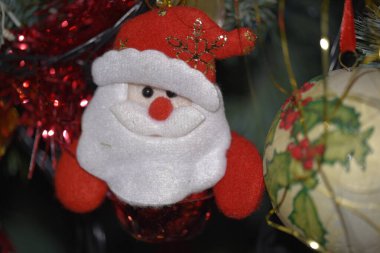 Yılbaşı süslemeleri ağaçta