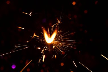 Şenlik arka planında yılbaşı maytapları.