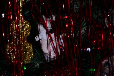 Yılbaşı süslemeleri ağaçta