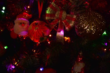 Yılbaşı süslemeleri ağaçta