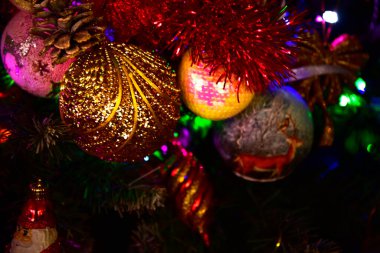 Yılbaşı süslemeleri ağaçta