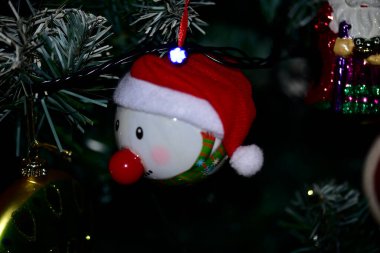 Yılbaşı süslemeleri ağaçta