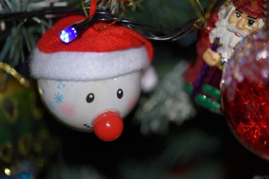 Yılbaşı süslemeleri ağaçta