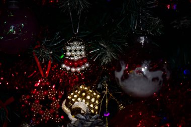Yılbaşı süslemeleri ağaçta