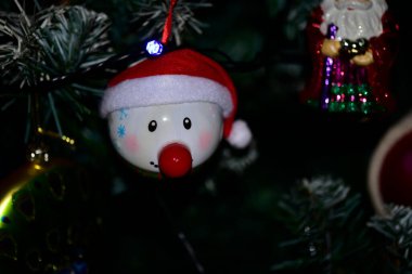 Yılbaşı süslemeleri ağaçta