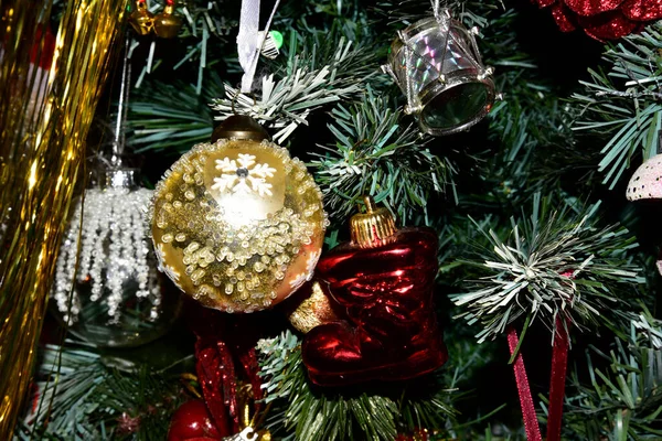 Χριστουγεννιάτικα Στολίδια Του Νέου Έτους Στο Δέντρο — Φωτογραφία Αρχείου