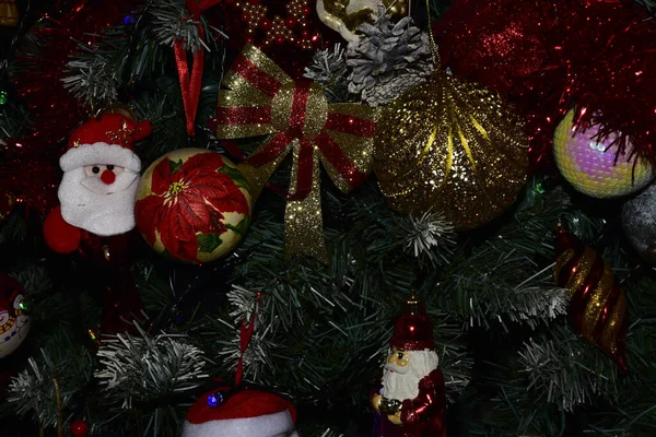 Χριστουγεννιάτικα Στολίδια Του Νέου Έτους Στο Δέντρο — Φωτογραφία Αρχείου