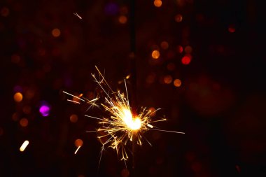 Siyah arka planda yılbaşı maytapları.