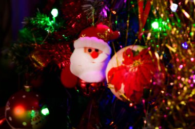 Yılbaşı süslemeleri ağaçta