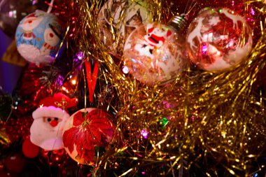 Yılbaşı süslemeleri ağaçta