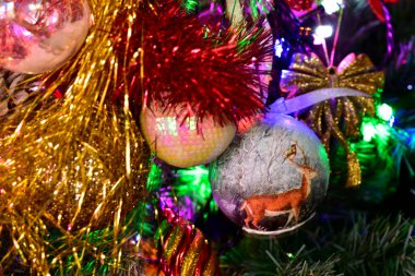 Yılbaşı süslemeleri ağaçta