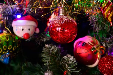 Yılbaşı süslemeleri ağaçta