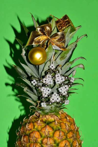 Fruta Piña Con Decoraciones Navideñas Cerca Aislada Sobre Fondo Verde —  Fotos de Stock