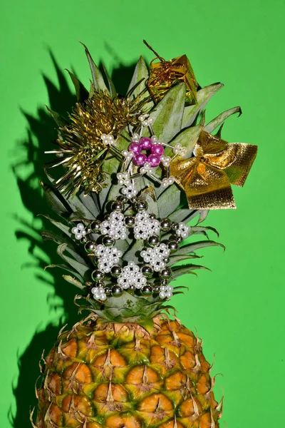 Fruta Piña Con Decoraciones Navideñas Cerca Aislada Sobre Fondo Verde — Foto de Stock