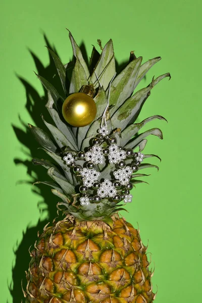 Ananas Frukt Med Jul Dekorationer Närbild Isolerad Grön Bakgrund — Stockfoto