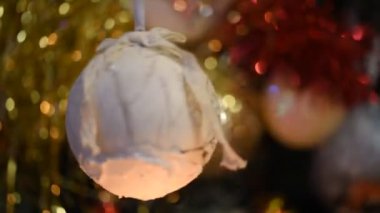 Bengal ışığında parıldayan güzel bir mücevher Noel arkaplanında