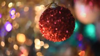 Bengal ışığında parıldayan güzel bir mücevher Noel arkaplanında