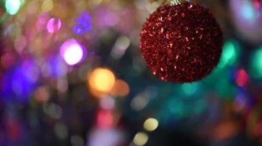 Güzel bir takı Noel arkaplanında sallanıyor