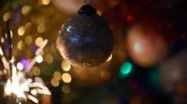 Bengal ışığında parıldayan güzel bir mücevher Noel arkaplanında