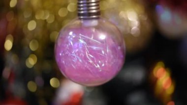 Noel arkaplanında dönen güzel bir takı.