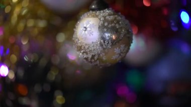 Noel arkaplanında dönen güzel bir takı.