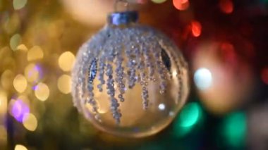 Bengal ışığında parıldayan güzel bir mücevher Noel arkaplanında