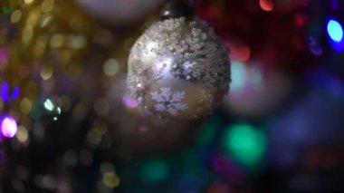 Noel arkaplanında dönen güzel bir takı.