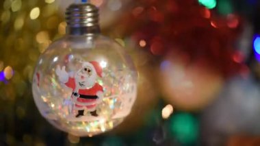 Bengal ışığında parıldayan güzel bir mücevher Noel arkaplanında