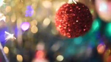 Bengal ışığında parıldayan güzel bir mücevher Noel arkaplanında
