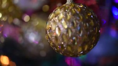 Noel arkaplanında dönen güzel bir takı.