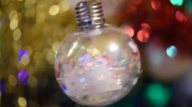 Güzel bir takı Noel arkaplanında dönüyor ve sallanıyor