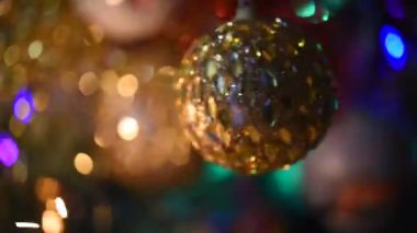 Bengal ışığında parıldayan güzel bir mücevher Noel arkaplanında