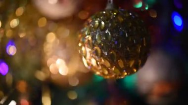 Bengal ışığında parıldayan güzel bir mücevher Noel arkaplanında