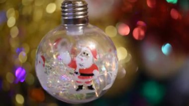 Güzel bir takı Noel arkaplanında sallanıyor