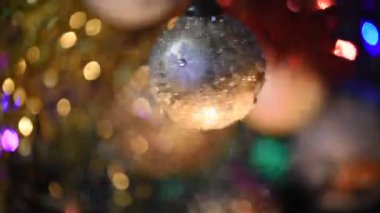 Bengal ışığında parıldayan güzel bir mücevher Noel arkaplanında