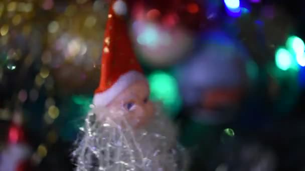 Père Noël Jouet Filant Sur Fond Fête Floue — Video