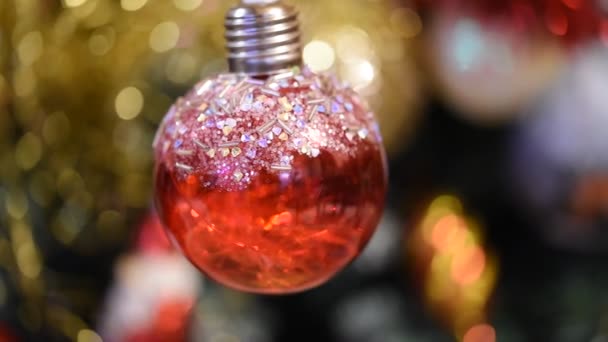 Schöne Christbaumkugel Wiegt Sich Auf Weihnachtlichem Hintergrund — Stockvideo