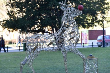 Açık havada geyik şeklinde Noel dekoratif heykeli
