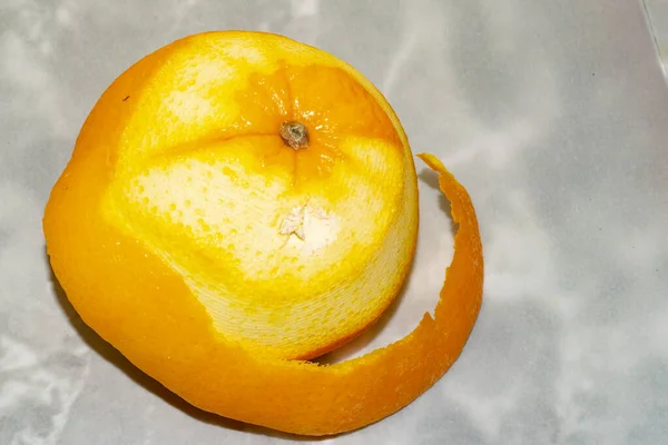 Close Shot Dari Pealed Orange Latar Marmer — Stok Foto