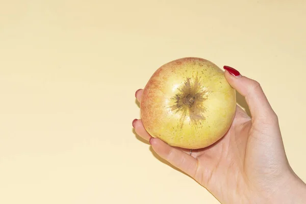 Close Shot Female Hand Apple Light Color Background — Stockfoto
